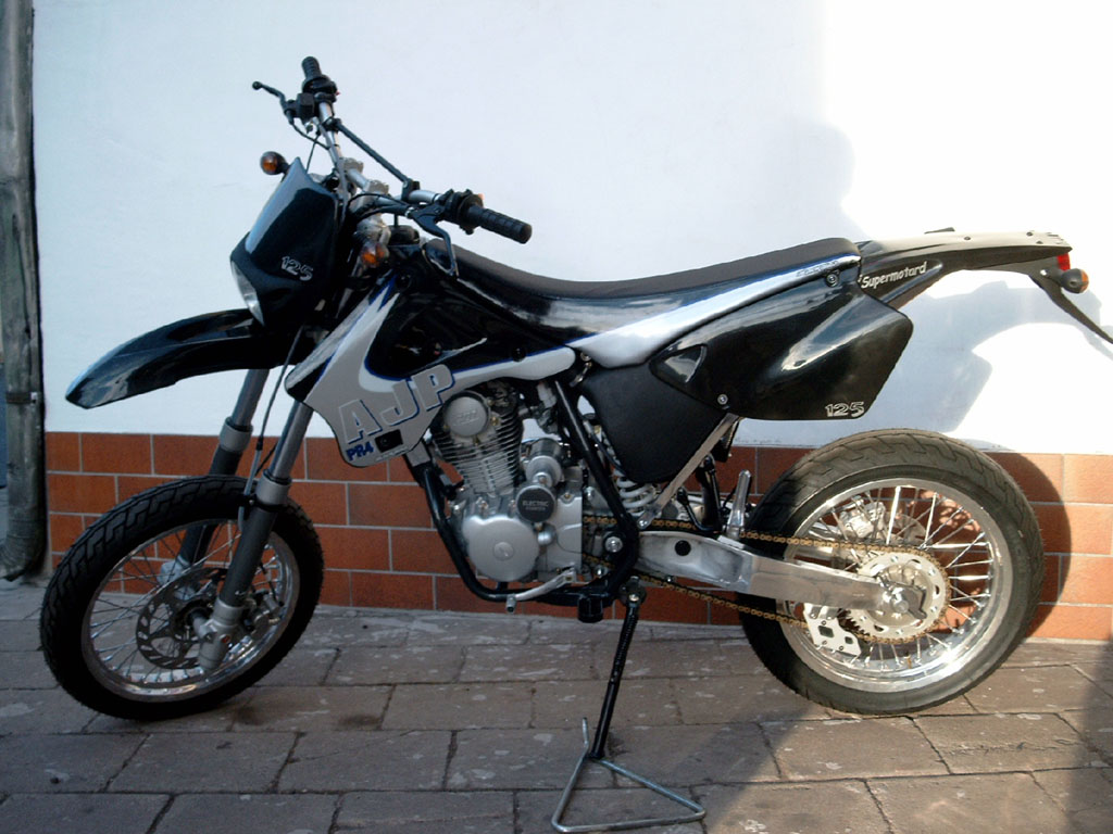 AJP PR4 125 Supermotard 2005